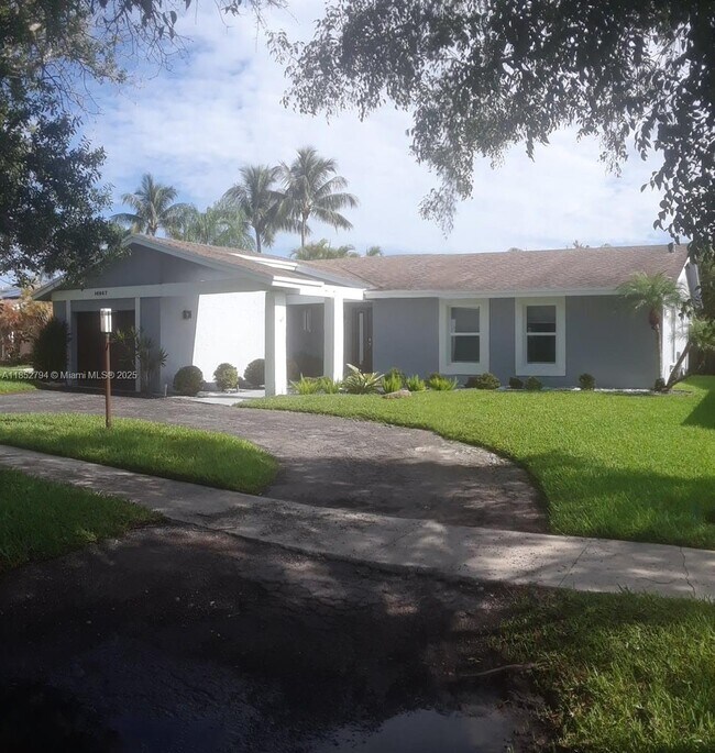 Building Photo - 16867 Royal Poinciana Dr