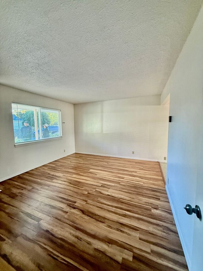 Building Photo - 287 E Elm St