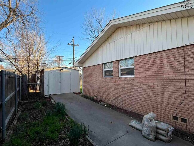 Building Photo - 2711 Chase Dr