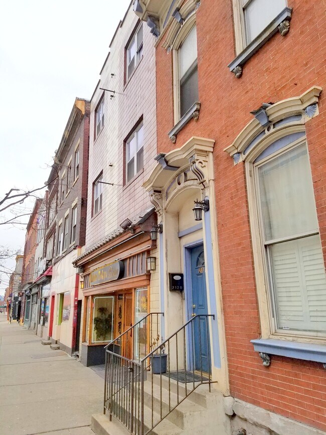 Building Photo - 2120 E Carson St