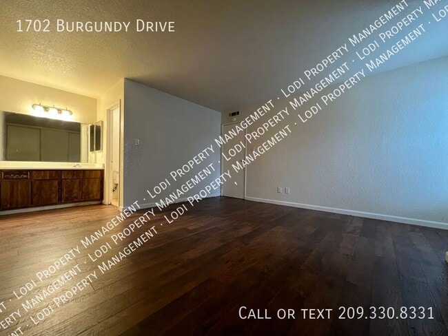 Building Photo - 1702 Burgundy Dr