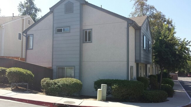 Building Photo - 2 Bedroom - 2.5 Bathroom Condo in gated co...