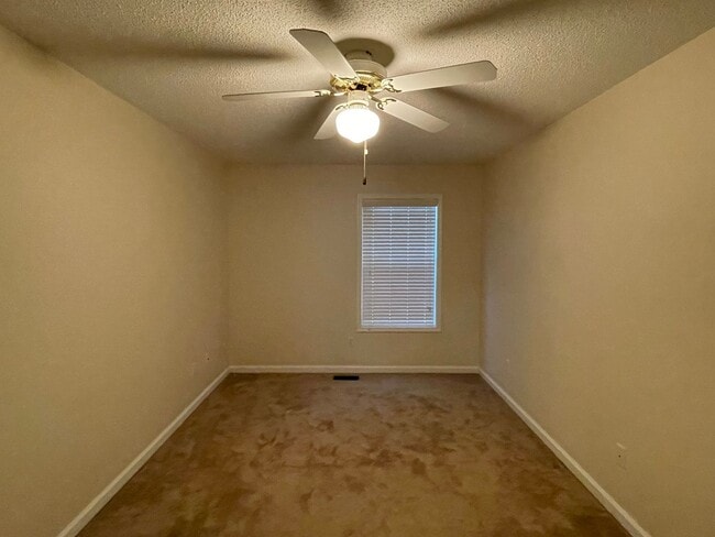 Building Photo - Foxchase Subdivision! END UNIT CLOSE TO CO...