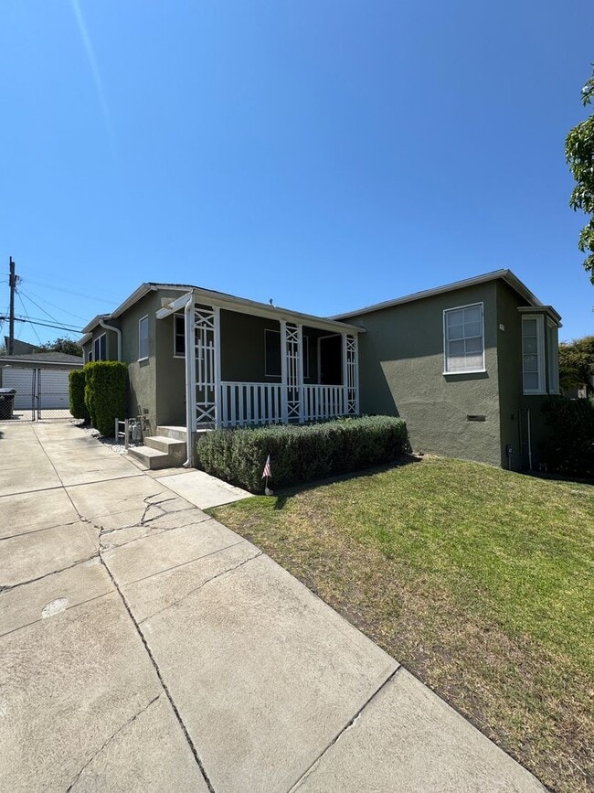 Building Photo - LOVELY 4BD 1,5BA HOME W/Large Backyard