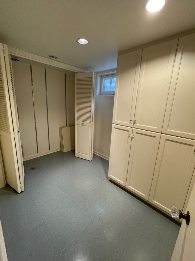 Building Photo - 5012 N Yale St