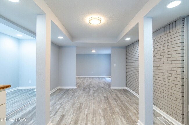 Building Photo - 770 Mahoney Rd