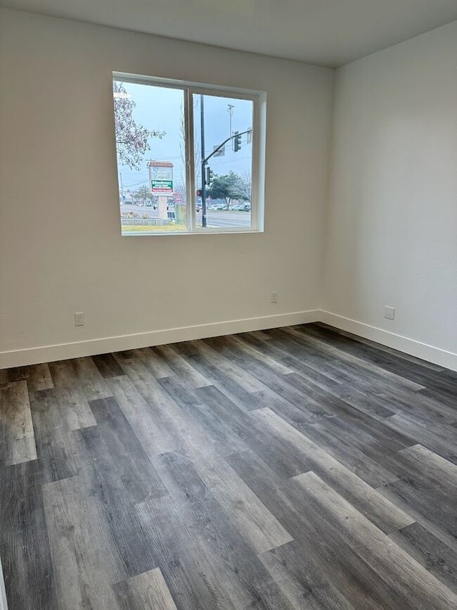 Building Photo - 1553 Clear Creek Dr