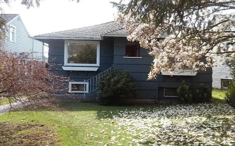 Building Photo - 4721 University View Pl NE