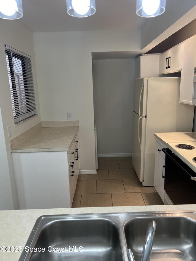 Building Photo - 1233 Country Club Dr