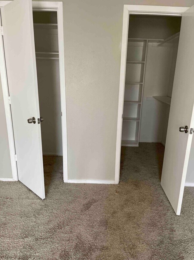 Building Photo - Duplex in Desoto