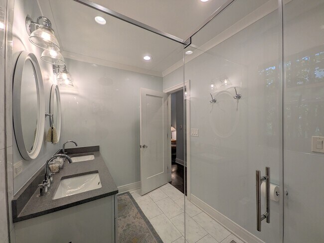 Building Photo - 2741 Lincolnwood Dr