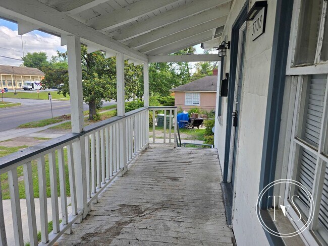 Building Photo - RATE DROP ALERT (was $1475/month)!