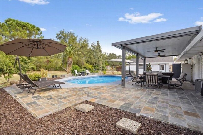 Building Photo - 4/2 Granite Bay, Pool, Jacuzzi, RV Parking...