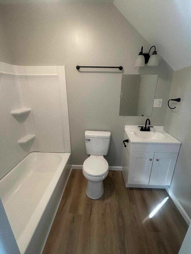 Building Photo - Lynn Garden Apt #2 - Apt #2