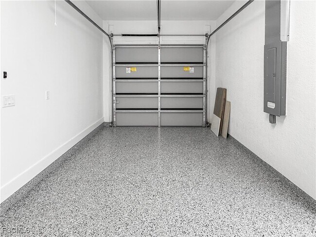 Building Photo - 916 Sara Ave N