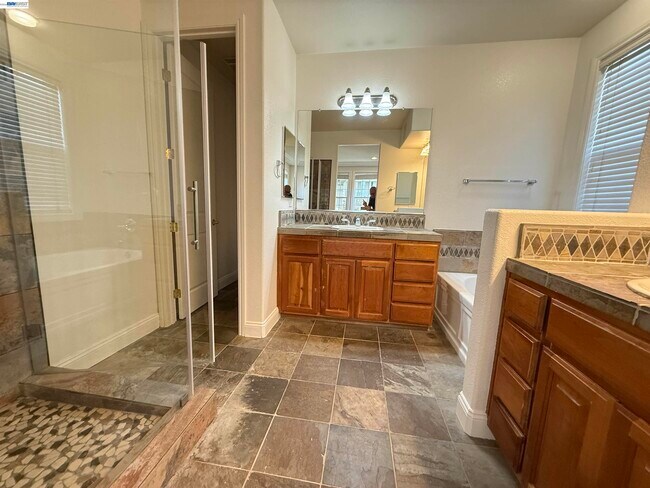 Building Photo - 3687 Whitworth Dr