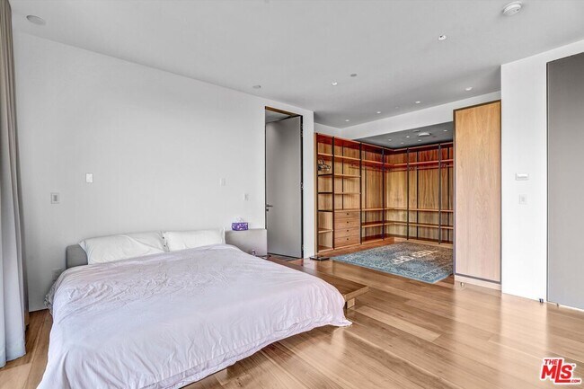 Building Photo - 9400 Readcrest Dr