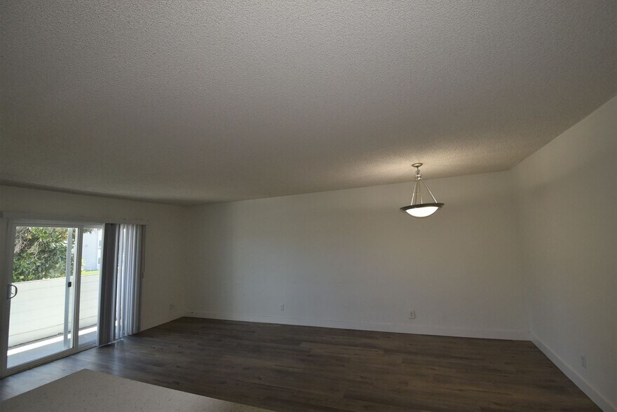 Building Photo - 15049 Burbank Blvd