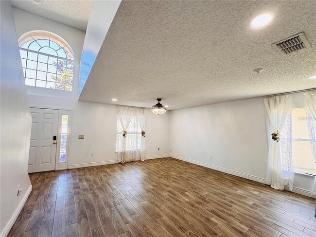 Building Photo - 2050 Corner Glen Dr