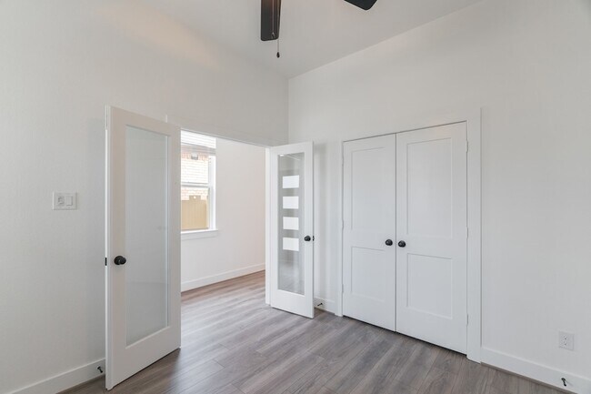 Building Photo - 10726 Pine Pink