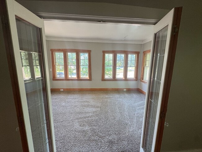 Building Photo - Close to Downtown! Includes washer and dryer