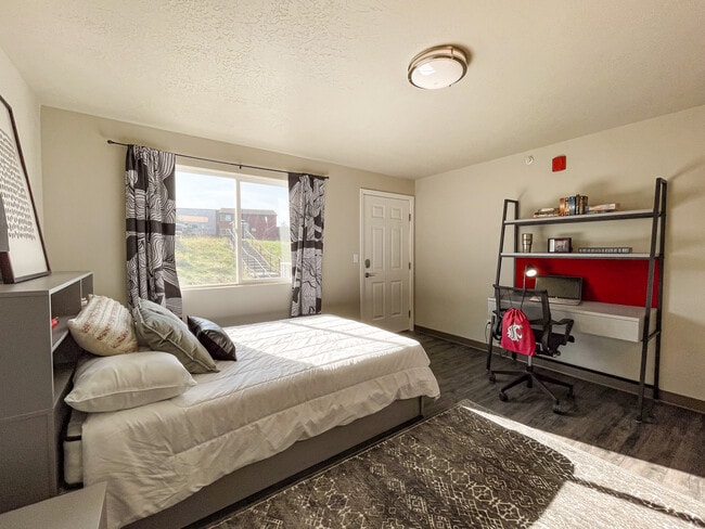 Building Photo - College Crest