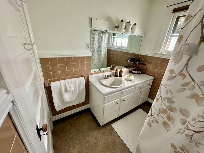 Building Photo - 608 Ackerman Ave