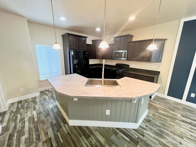 Building Photo - 4-Bed Townhome with Private Main-Level Studio Suite in South Salt Lake!