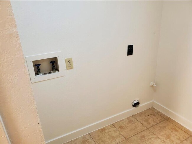 Building Photo - 1109 Hyridge St