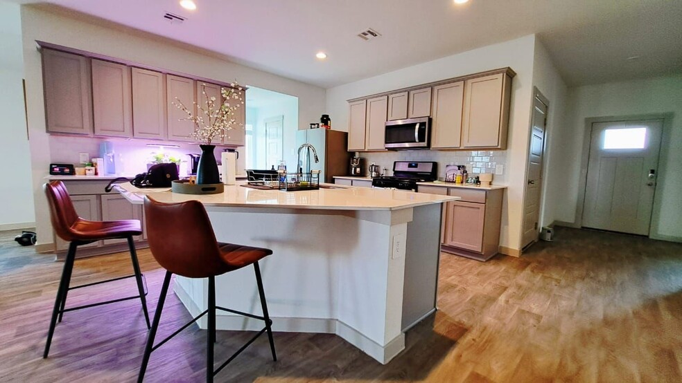 Building Photo - 3555 Crestfield Ln