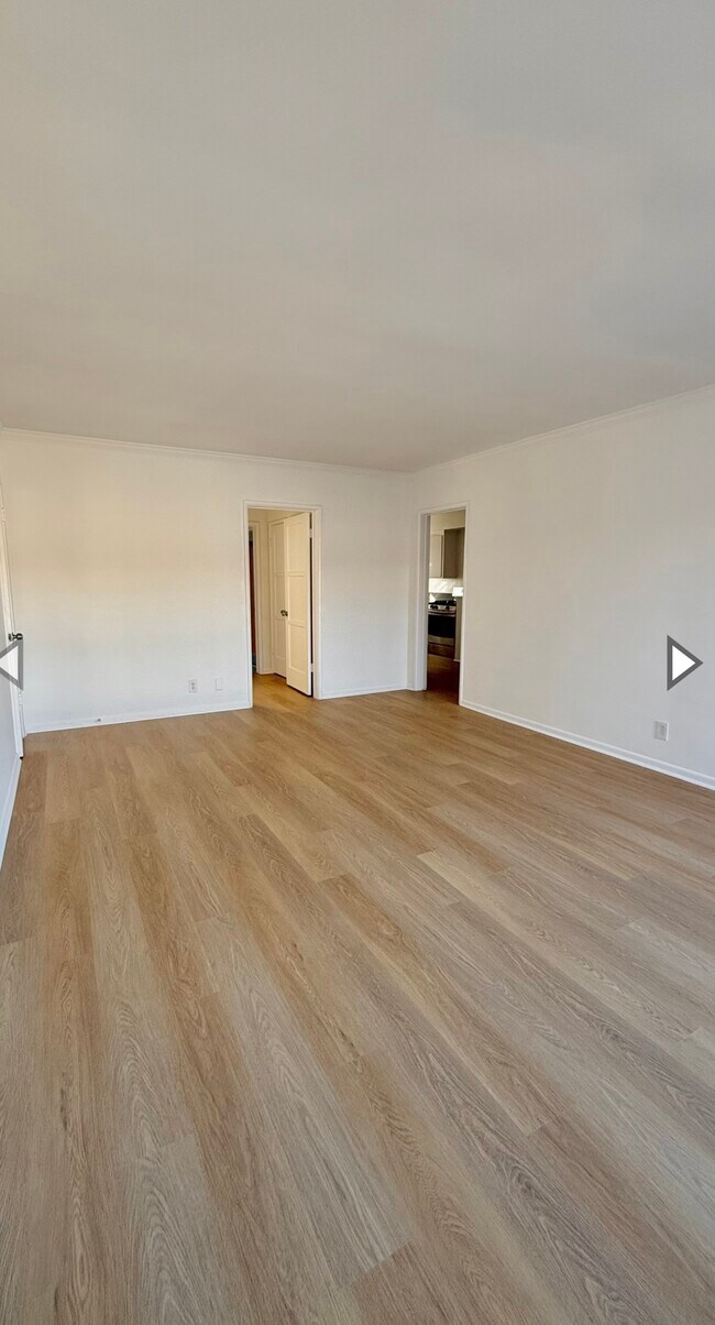 Building Photo - 200 S Sycamore Ave