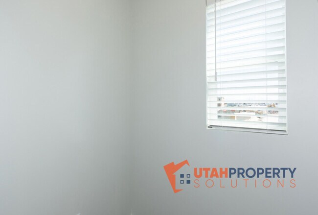 Building Photo - 952 W 500 S