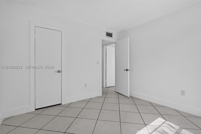 Building Photo - 9360 Fontainebleau Blvd