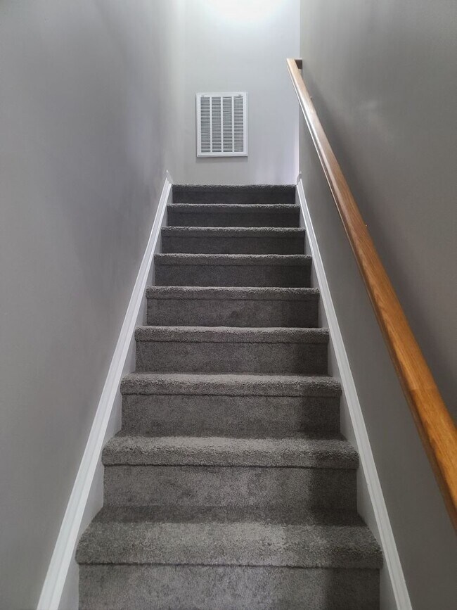 Building Photo - 3 bedroom,  2 1/2 bath town home in Waynesboro PA