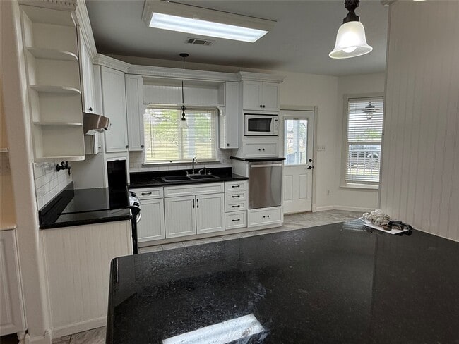Building Photo - 1327 Kenney Hall Rd