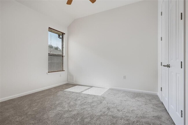 Building Photo - 5501 Allamanda Dr