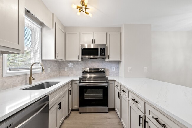 Building Photo - 365 E Williams St