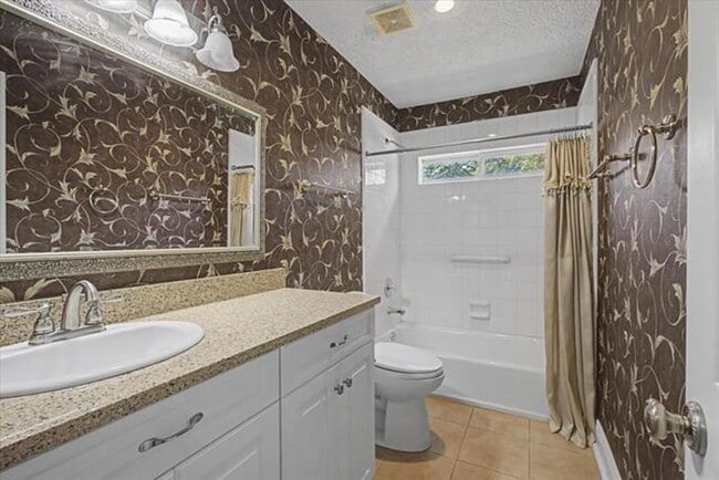 Building Photo - 2 Story Garden Killearn Home