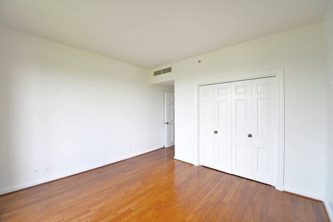 Building Photo - 2121 S Yorktown Ave