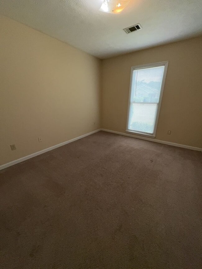 Building Photo - 7003 Robin's Nest Dr