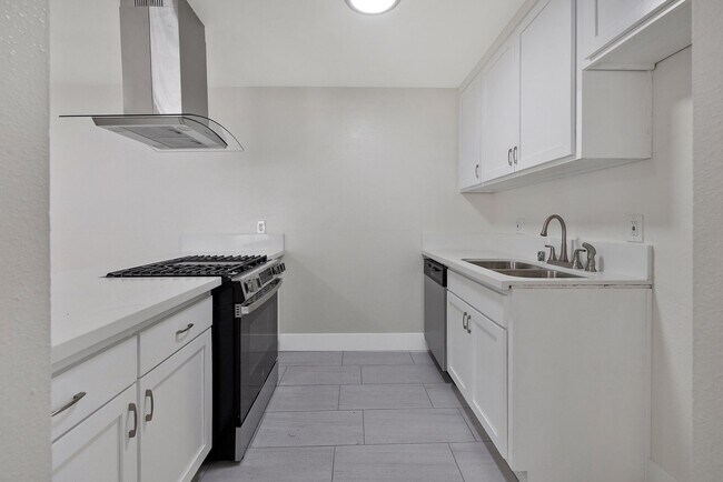 Building Photo - Brand new remodel unit! Must see