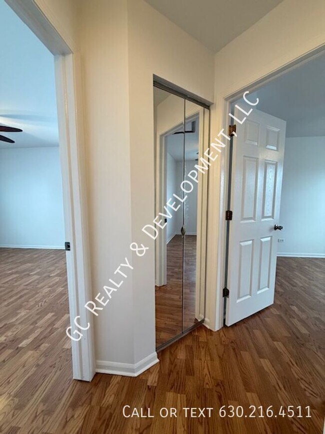 Building Photo - 885 Chelsea Ct