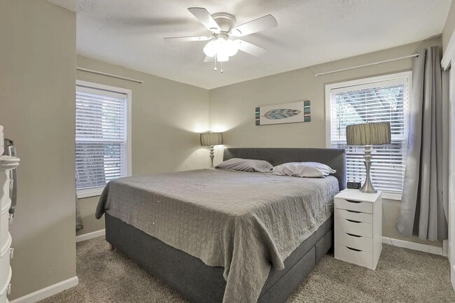 Building Photo - 455 Lakeview Dr