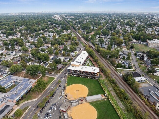 Building Photo - 140 W Webster Ave