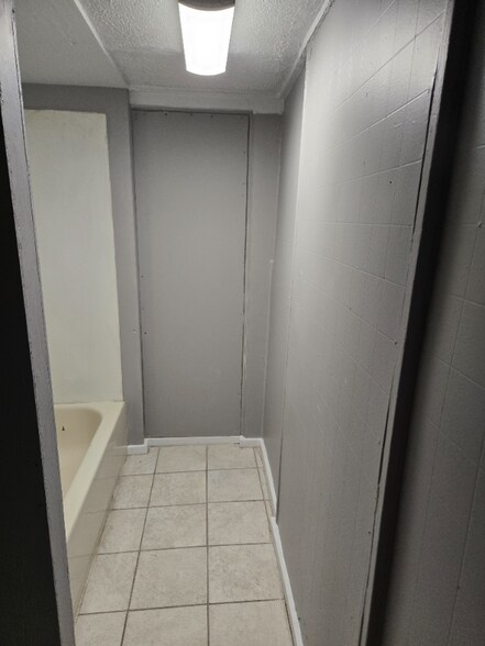 Building Photo - 2123 Highland Ave