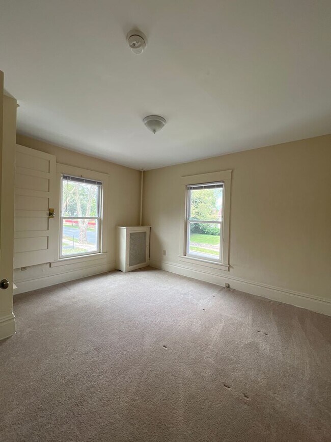 Building Photo - Two Bedroom apartment near engineering and...