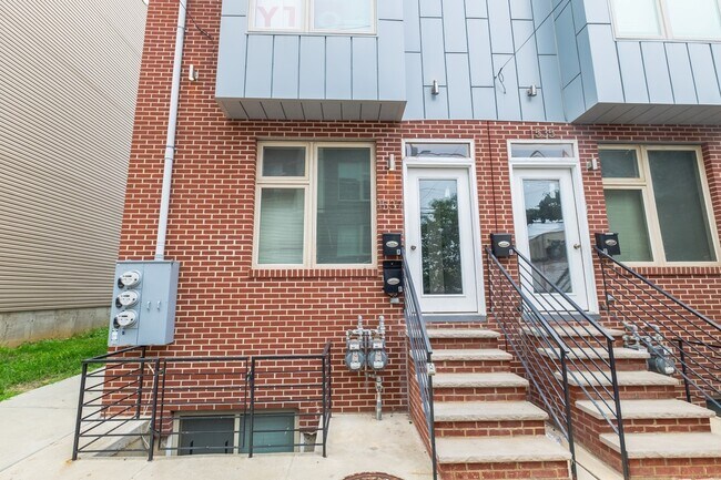 Building Photo - 1537 Ogden St