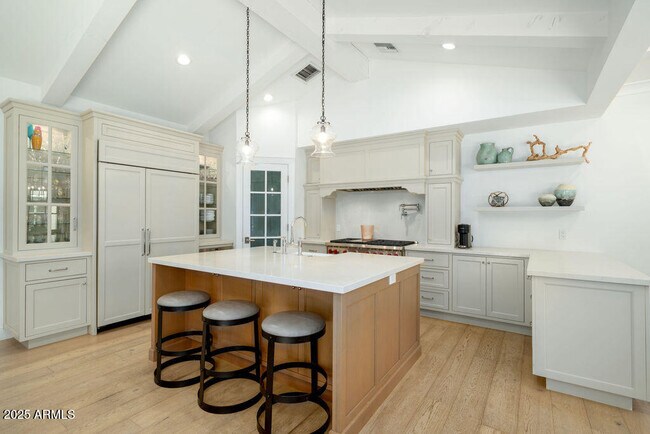 Building Photo - 5838 E Calle Del Paisano