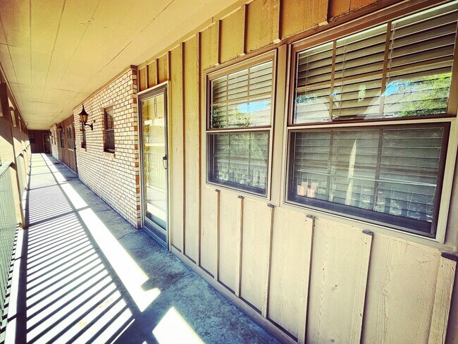 Building Photo - Charming Clifton Condo!