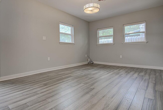 Building Photo - 1311 Westmoor Dr